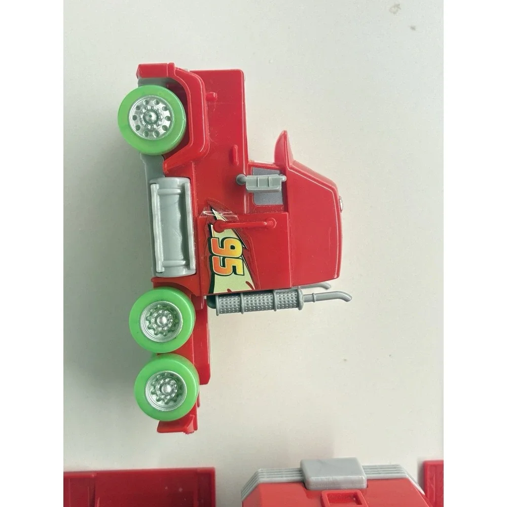 Disney Cars Glow Racer Transforming Mack Playset With Metal Lighting McQueen Car